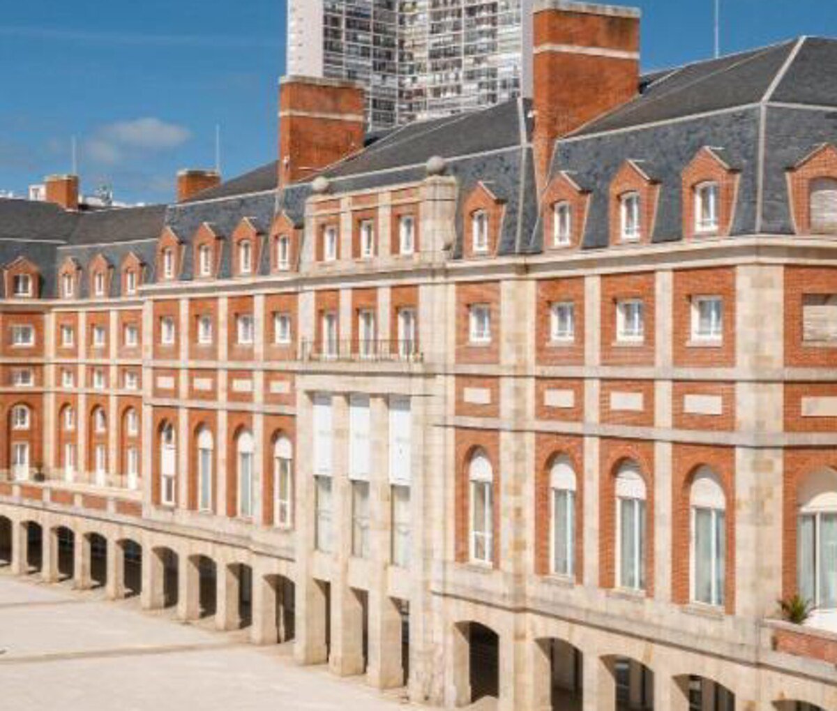 Fachada del NH Gran Hotel Provincial de Mar del Plata, con sus arcadas sobre la rambla